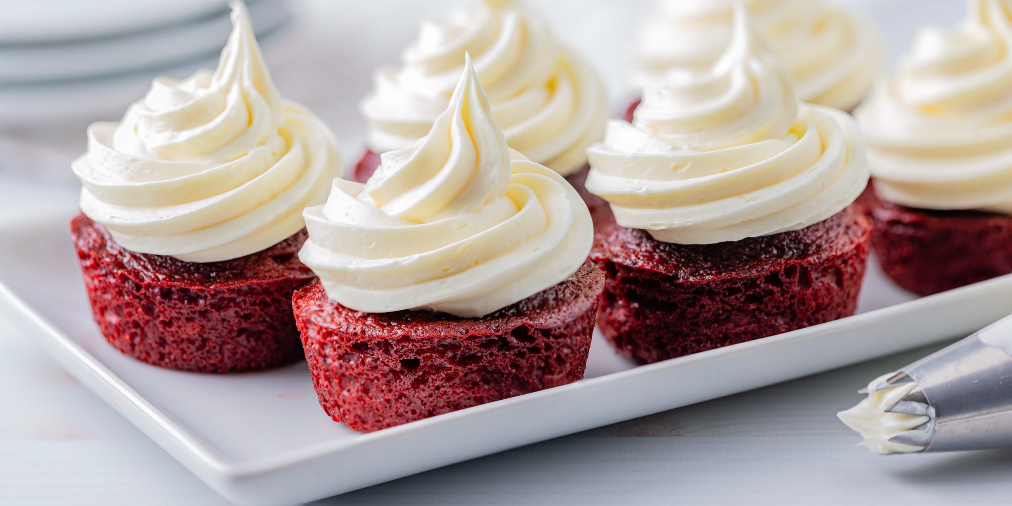 https://www.splenda.com/wp-content/uploads/2020/05/red-velvet-cupcakes-2000x1000.jpg