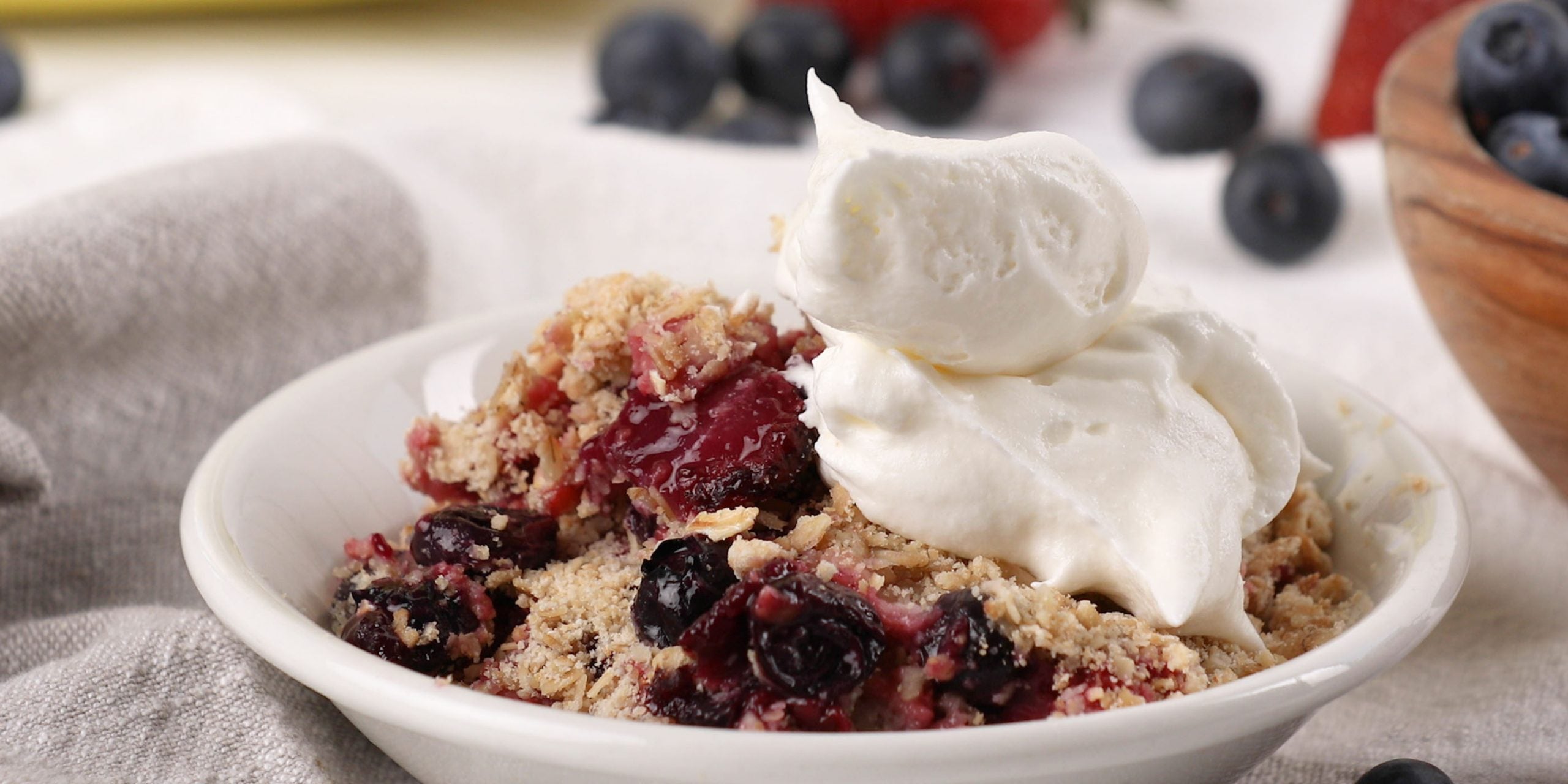 Berry Overnight Oats Crumble Cup